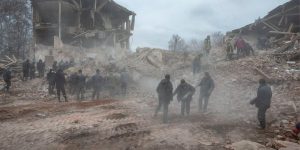 Вночі, 7 березня місто Суми зазнало ударів ворожої авіації. Російські літаки скинули бомби на житлові будинки, які знаходяться по вулиці Роменська та Спартака.